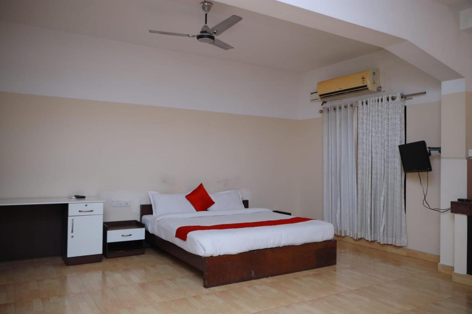 Hotel Tayas Trippapur Buitenkant foto