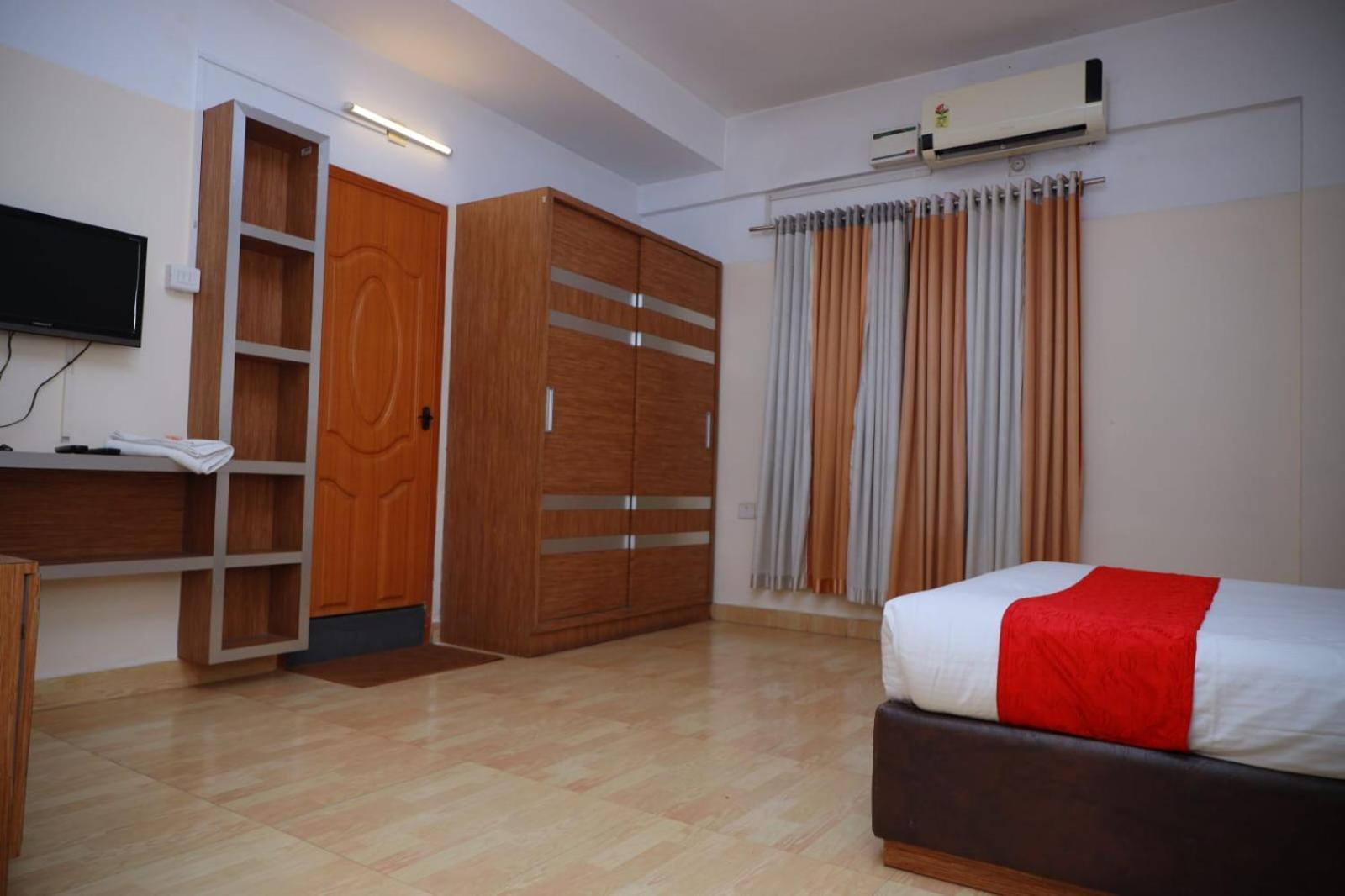 Hotel Tayas Trippapur Buitenkant foto