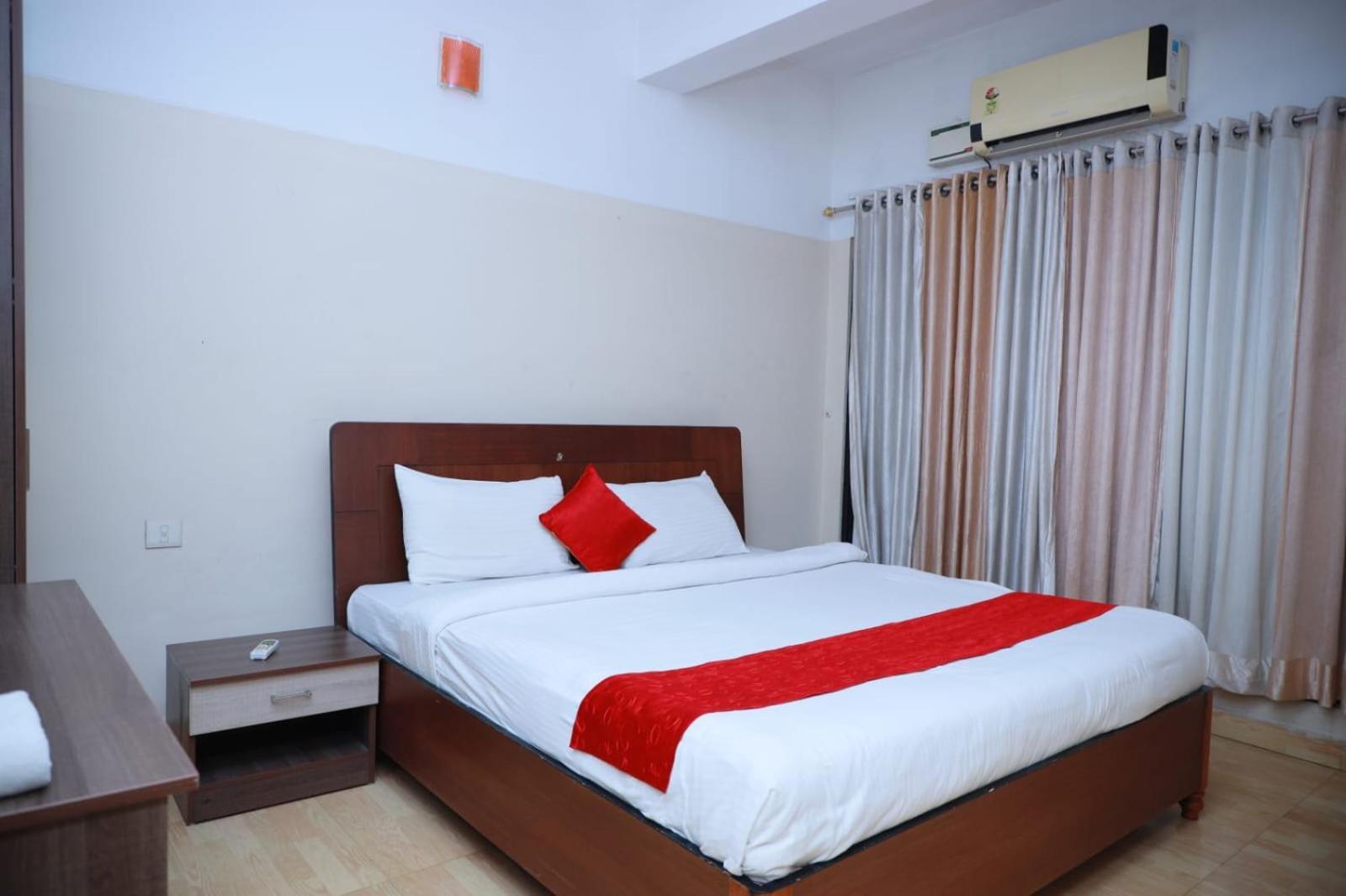 Hotel Tayas Trippapur Buitenkant foto